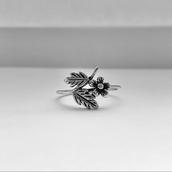 Sterling silver flower with leaves ring, flower ring, leaf ring, silver ring - Picture 4 of 11